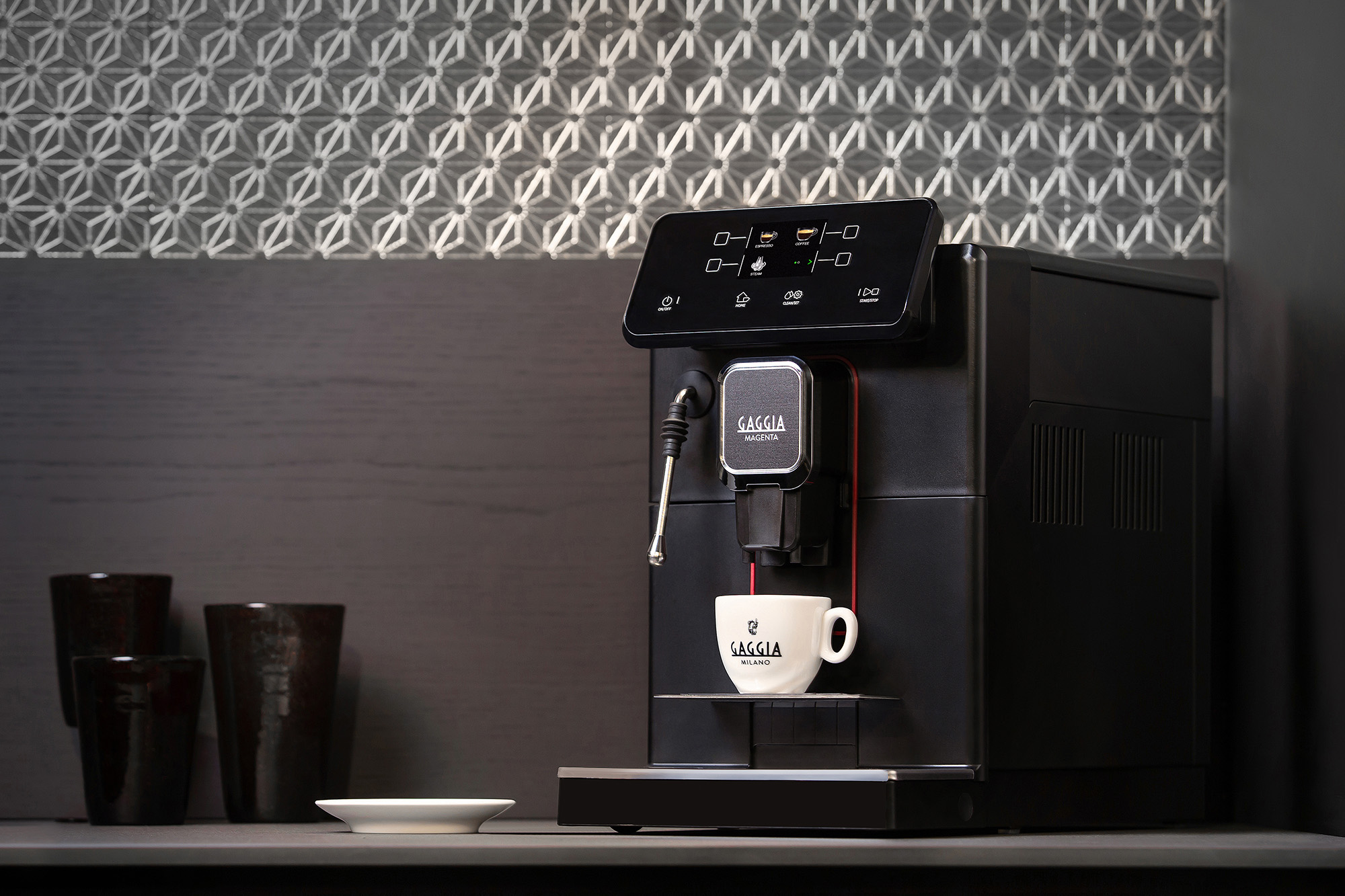 https://www.gaggia.com/app/uploads/2023/07/Magenta_Plus_ambientata_desktop.jpg